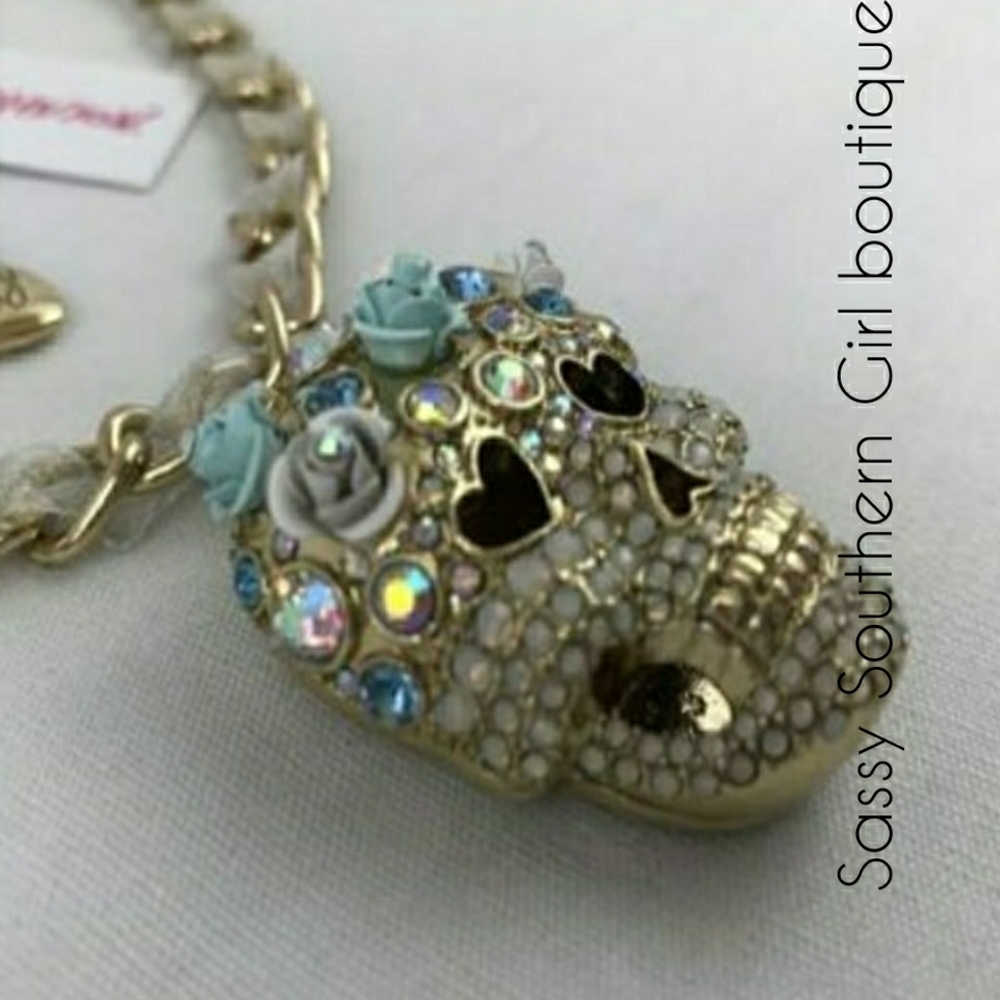 🆕⭐ BETSEY JOHNSON SKULL NECKLACE